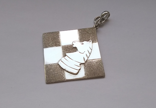 Přívěsek na klíče šachovníce s jezdcem velikost 35 x 35 mm