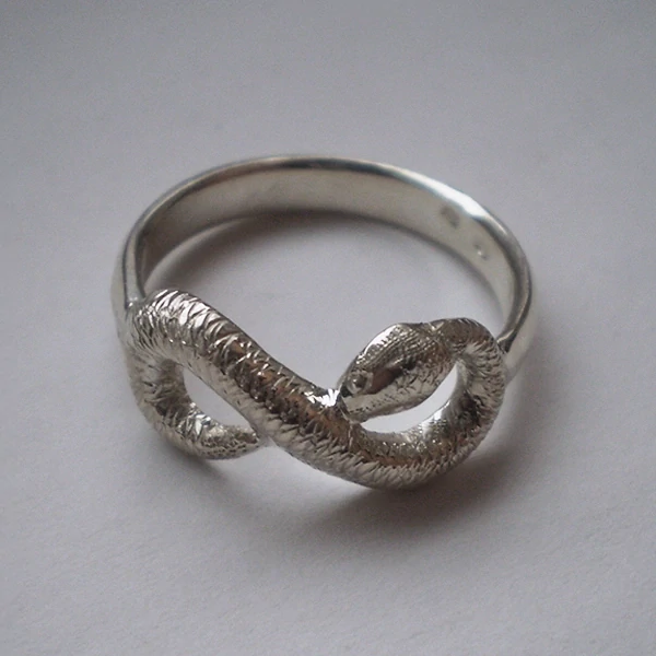 Stříbrný prsten s hadem ve tvaru nekonečna