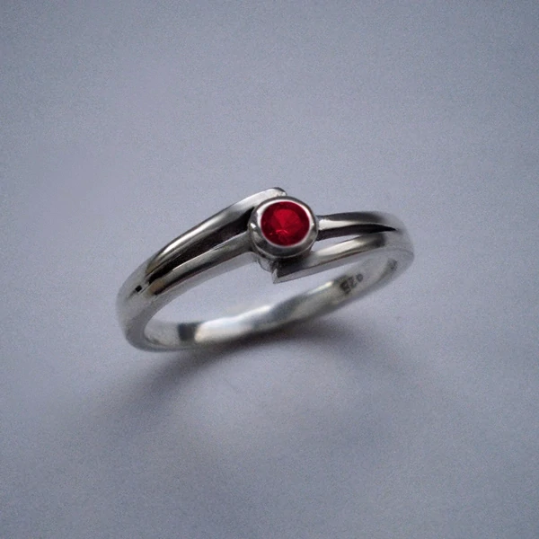 Stříbrný prsten s rubínem
