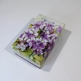 Papírová krabička s obrázkem fialek