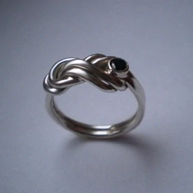 Prsten s dvojitým uzlem a černým briliantem