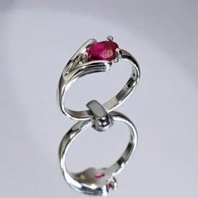 Stříbrný prsten s rubínem