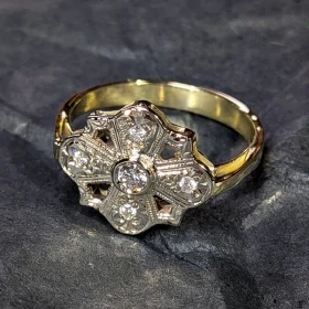 Zlatý zásnubní prsten s brilianty