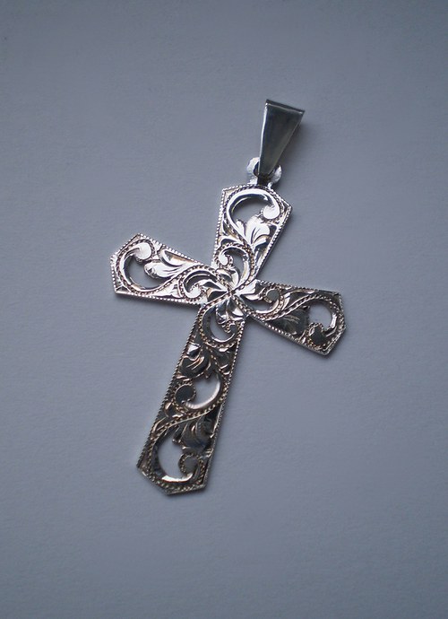 Prořezávaný a rytý klíčový křížek - přívěsek