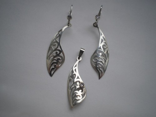 Prořezávané náušnice a přívěsk s zirkony - souprava