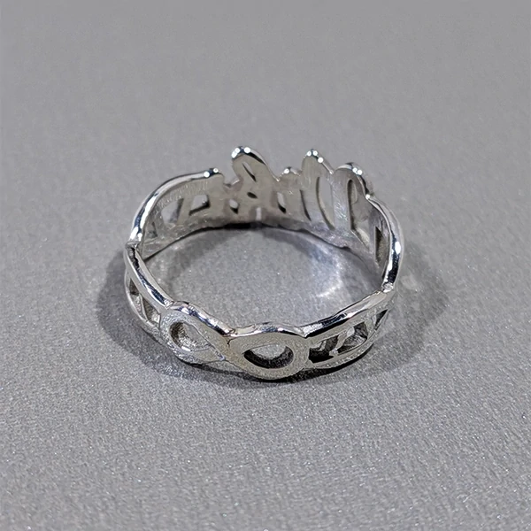 Stříbrný prsten se jménem a nekonečnem