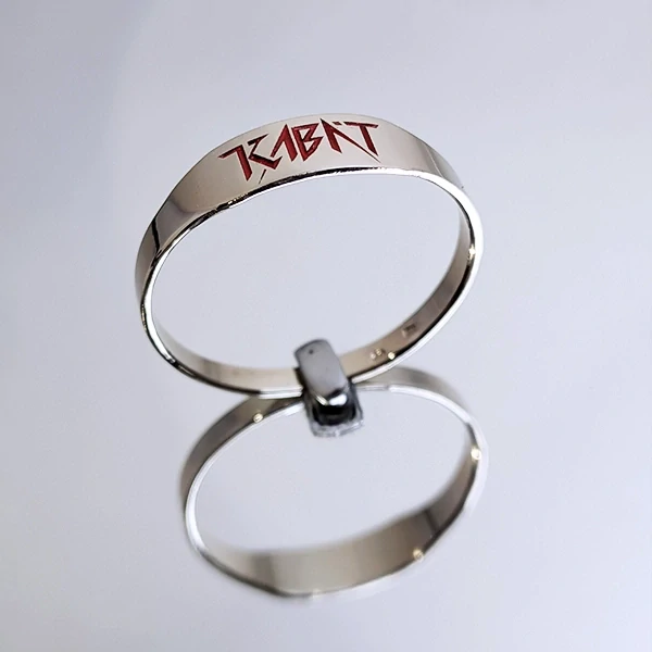Zlatý prsten s červeným logem kapely Kabát