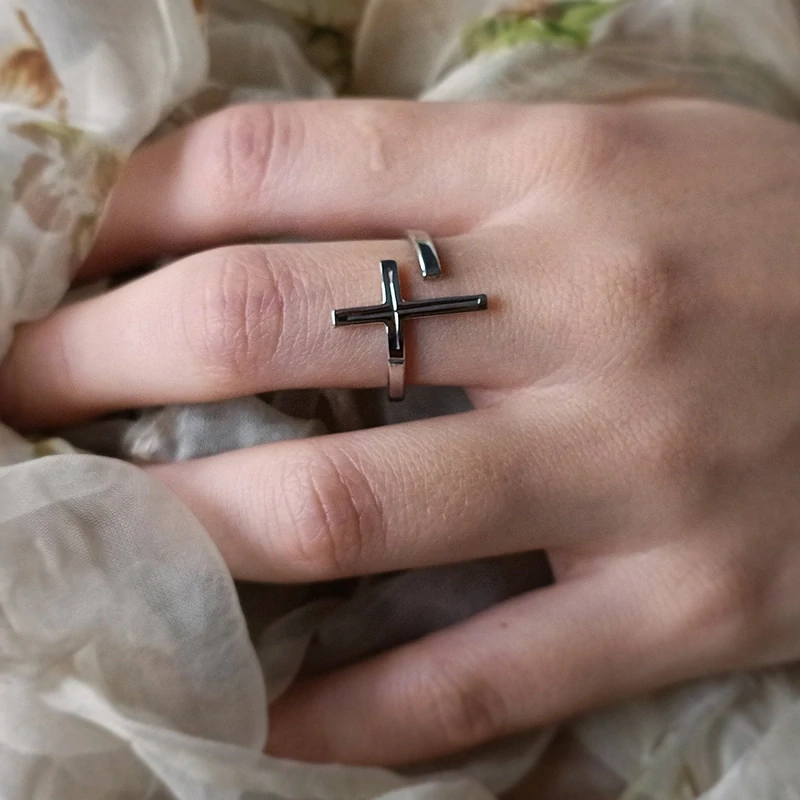 Rytý latinský křížek - prsten