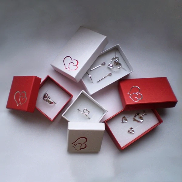 Papírová krabička s motivem srdce