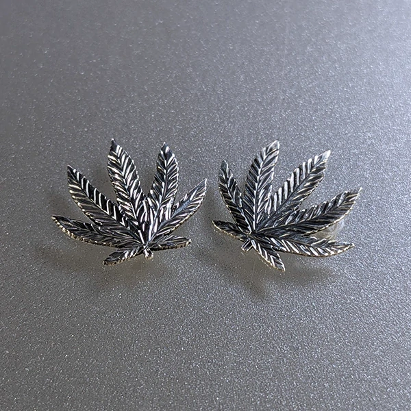 List konopí - náušnice