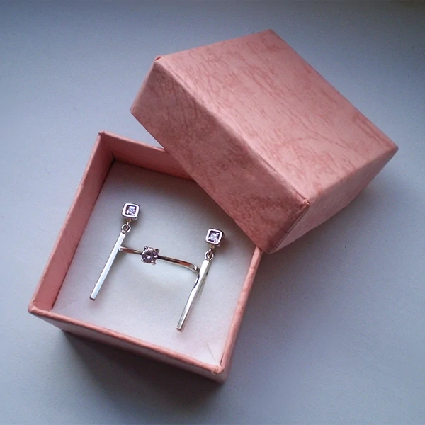 Barevné čtvercové papírové krabičky