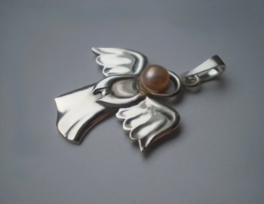 Anděl páně s perlou - přívěsek - černá, bílá, růžová