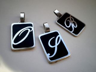 Vyplněná destička s písmenem - přívěsek