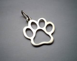 Prořezávaná tlapka - přívěsek